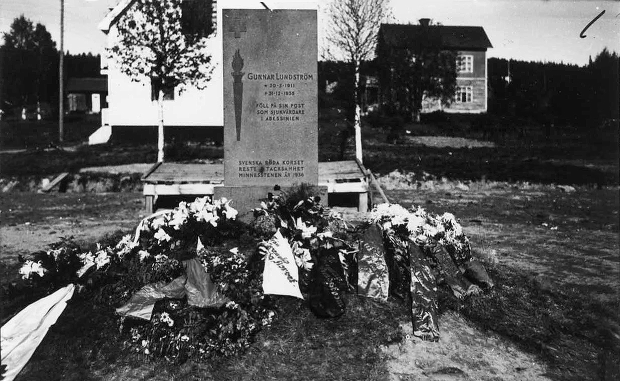1984 1855B Från Glommersträsk. Gunnar Lundströms minnessten. Norrbottens Museum, Public domain, via Wikimedia Commons